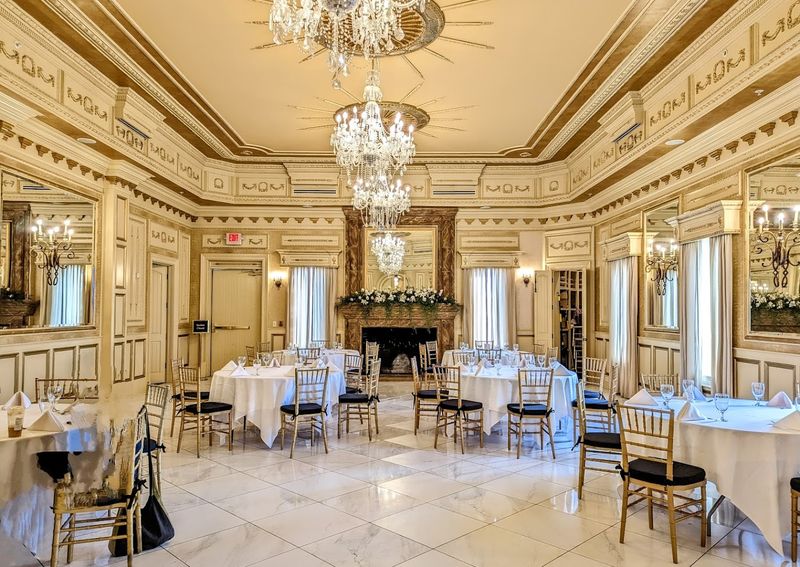 You Can Sleep Inside A Real Castle In Kentucky, And It Feels Like A Fairytale Come True - Decor Hint Fine Dining Inside Stone Walls Is Surprisingly Delicious