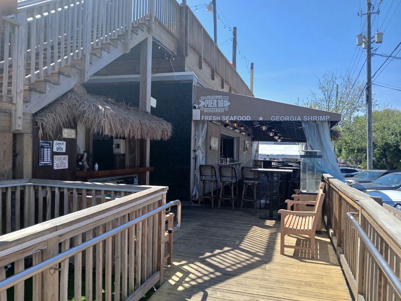 This Relaxed Georgia Seafood Shack Serves Fresh Catches Locals Can't Stop Talking About - Decor Hint Key Lime Pie And An Eco-Conscious Farewell
