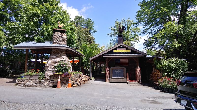 We Found A Flat Rock Smokehouse Where The Brisket Is Worth A North Carolina Road Trip - Decor Hint Leave Smelling Like Smoke In The Best Possible Way