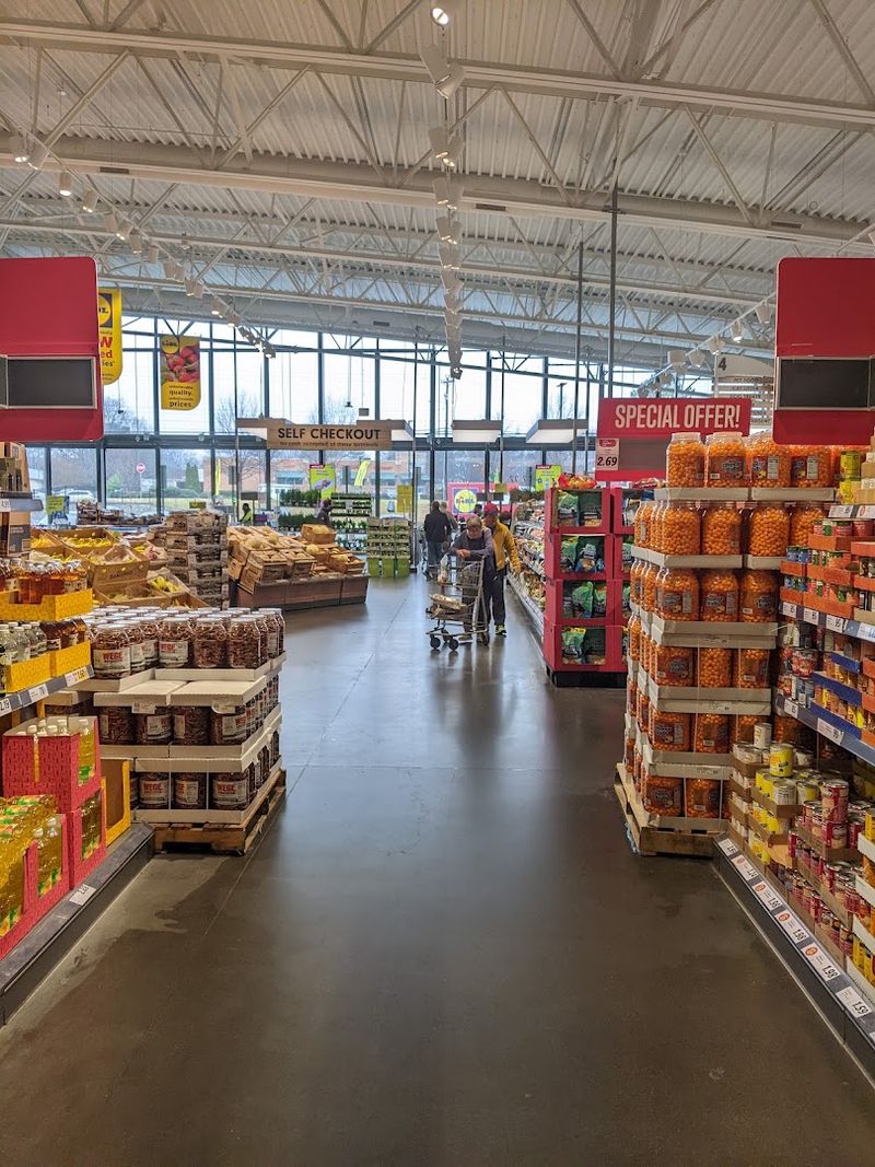 This Enormous North Carolina Grocery Store Helps Families Save Thousands Every Year - Decor Hint Compare Store Brands With The Products You Usually Buy