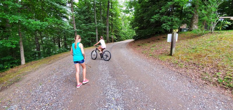 Locals Say This Once-Peaceful North Carolina Lake Town Has Been Completely Overrun By Crowds - Decor Hint Narrow Roads Make Busy Weekends Feel Even Bigger
