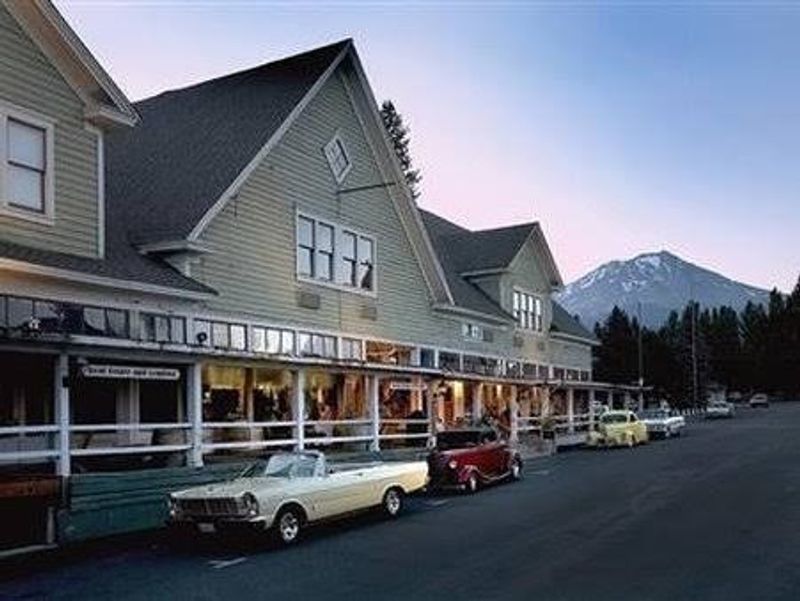 These 12 Northern California Mountain Towns Feel Too Dreamy To Be Real - Decor Hint McCloud