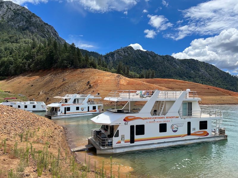 These 10 California Lake Towns Make Summer Escapes Feel Effortless - Decor Hint Shasta Lake, Shasta Lake
