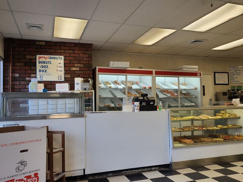 This Tiny Old-School Connecticut Bakery Sells Donuts So Good They Sell Out Daily - Decor Hint Generations Of Regulars Return For Familiar Favorites