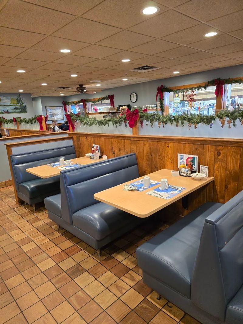 The Pancakes At This Minnesota Diner Are Almost Too Big For The Plate - Decor Hint Morning Hours That Reward Early Birds