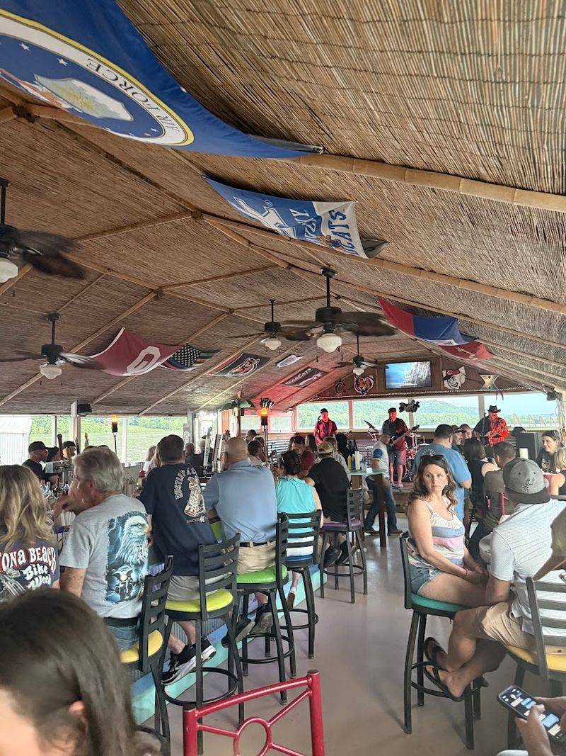 10 Lovely Kentucky Cafes With Beautiful Settings To Visit This July - Decor Hint Skipper's River Cafe