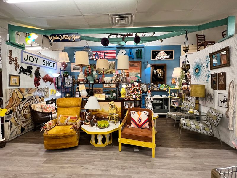 Queen Of Hearts Antiques & Interiors, Buford