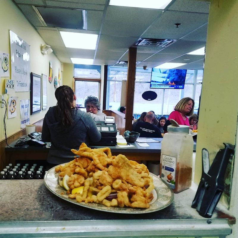 People Drive Across Connecticut To Try The Fried Seafood At This Hidden Restaurant - Decor Hint Weekend Crowds Reflect Its Longtime Popularity