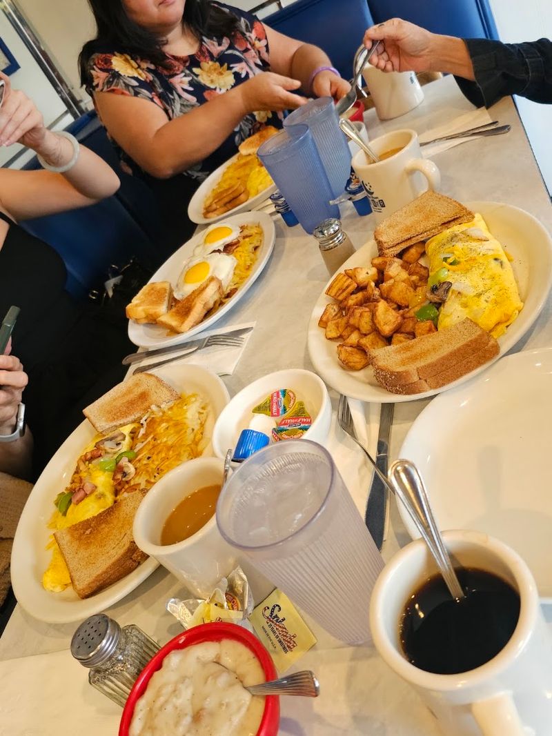 You'll Feel Like You've Stepped Into Happy Days At This Old-School Oregon Diner - Decor Hint Coffee And The Full Diner Ritual