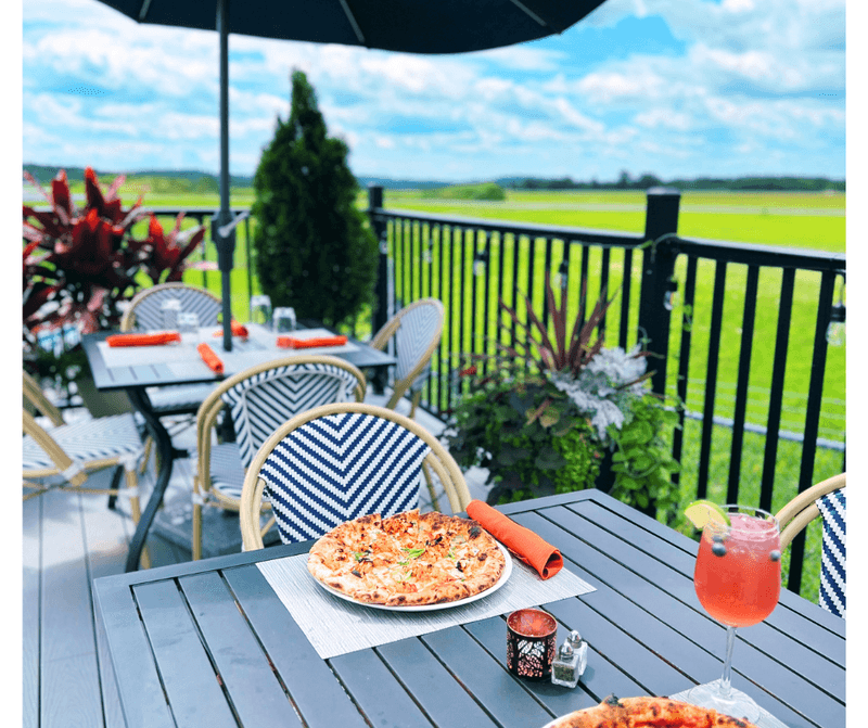 You Can Watch Planes Take Off While Dining At This Connecticut Restaurant - Decor Hint Pizza Becomes Even Better With A Flying Show