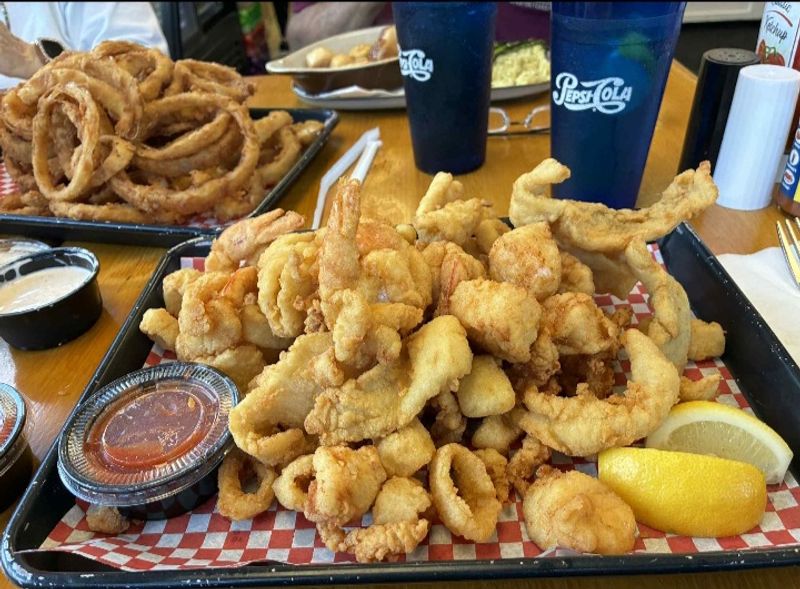 People Drive Across Connecticut To Try The Fried Seafood At This Hidden Restaurant - Decor Hint Combination Platters Offer A Little Of Everything