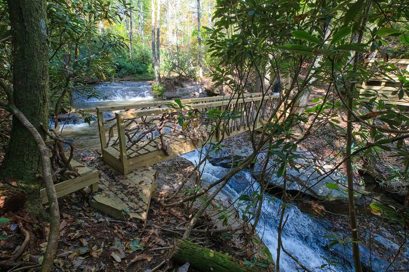This Secluded North Carolina Retreat Lets You Sleep In Treehouses High Above A Mountain Gorge - Decor Hint Use The Retreat As A Peaceful Base For Exploring Henderson County