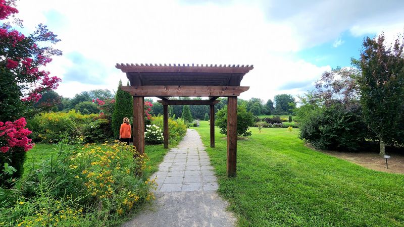 Few Walking Trails In Kentucky Feel As Calm And Peaceful As These 9 Senior-Friendly Gems - Decor Hint The Arboretum State Botanical Garden Of Kentucky