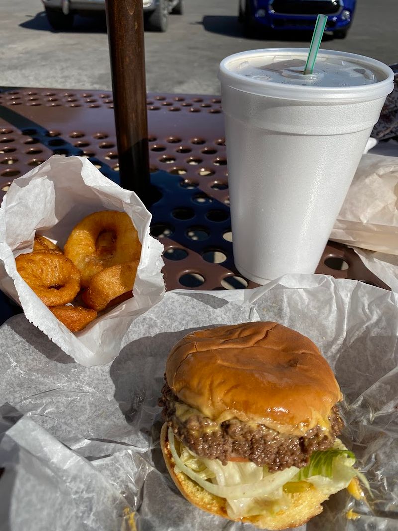 Locals Have Lined Up At This Tiny Illinois Drive-In For The Best Burgers Since 1951 - Decor Hint Shakes And Malts Done Right