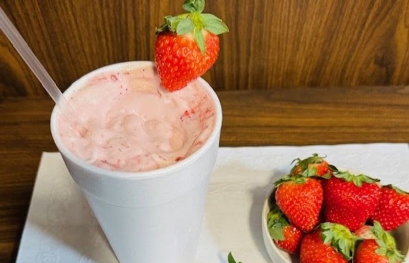 This Retro Drive-In In Kentucky Has Been Serving Burgers The Same Way Since 1947 - Decor Hint Milkshakes That Deserve Their Own Dedicated Trip