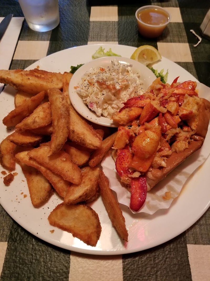 Locals Swear The Fish And Chips At This Historic Connecticut Pub Are Worth The Drive - Decor Hint Casual Service Keeps The Focus On The Food