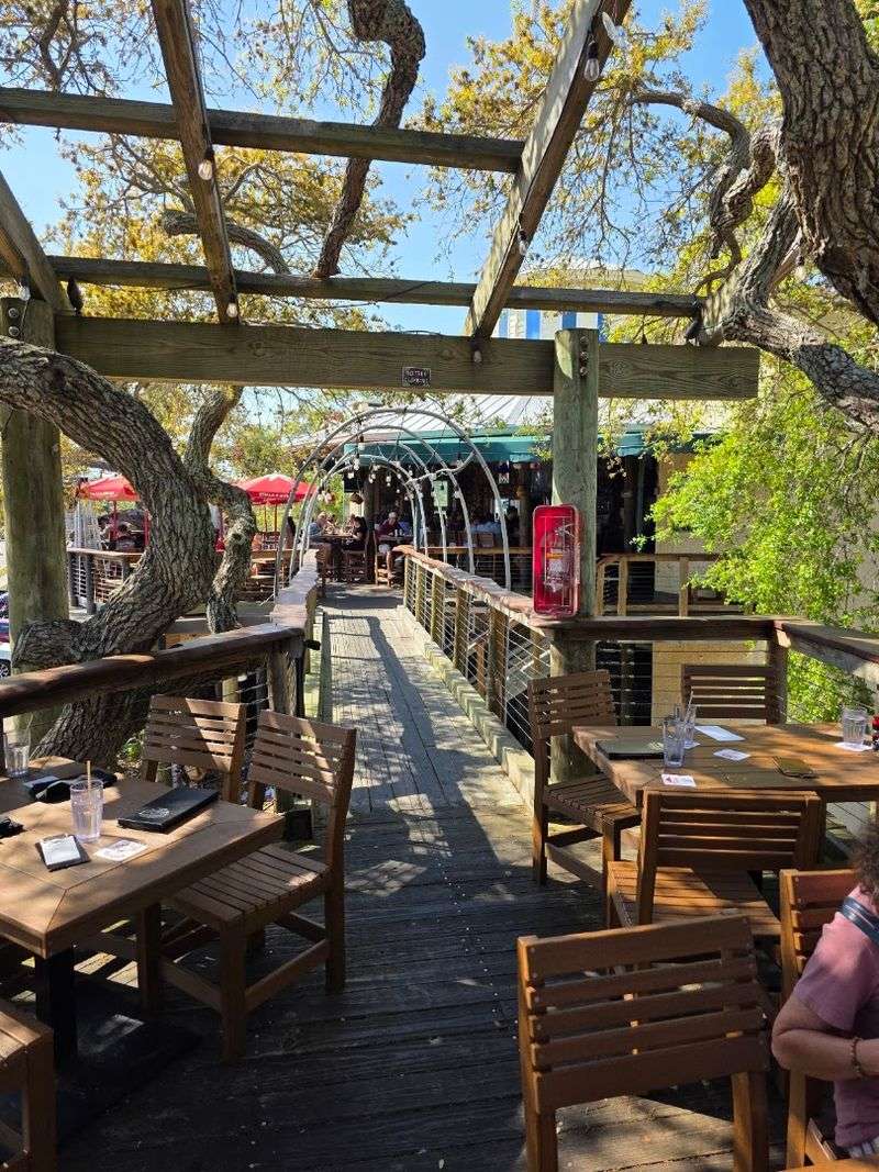 This Huge Tree House In Florida Is Actually A Restaurant You'll Want To Visit - Decor Hint Live Music And The Outdoor Vibe