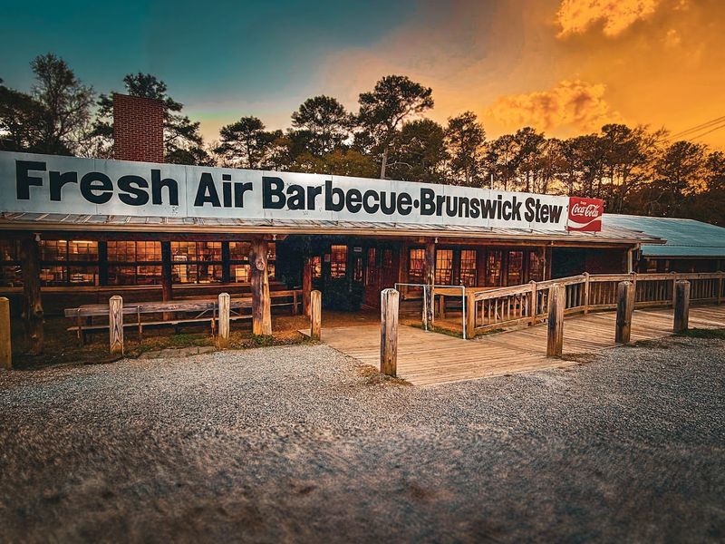 10 Tiny Hole-In-The-Wall Restaurants In Georgia That Have A Loyal Local Following - Decor Hint Fresh Air Barbecue, Jackson
