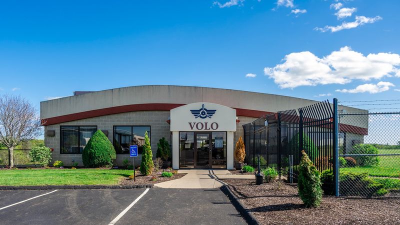 You Can Watch Planes Take Off While Dining At This Connecticut Restaurant - Decor Hint Planes Roll Past Just Beyond The Windows
