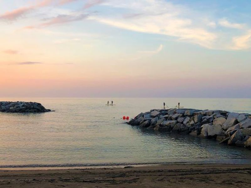 This Peaceful Illinois Beach Is Perfect For Relaxing Day Trips - Decor Hint Fitness And Wellness Activities By The Water
