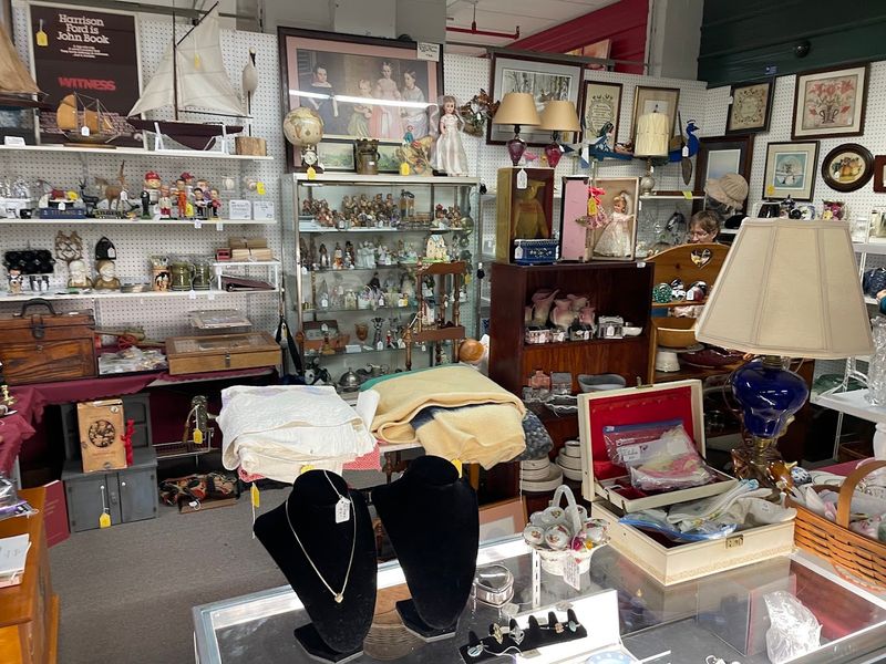 Few Pennsylvania Antique Stores Draw Treasure Hunters Like These 12 - Decor Hint Mad Hatter Antique Mall, Adamstown