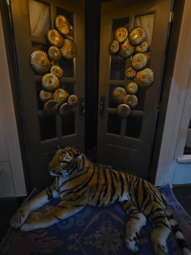 This Connecticut Restaurant Lets Guests Dine Inside A Magical Aladdin-Inspired World - Decor Hint Capture The Most Detailed Decorations Before Dinner