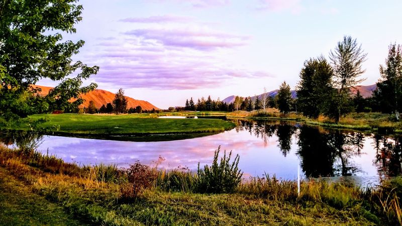 Everyone Heads To Sun Valley, But This Small Idaho Mountain Town Feels More Relaxed - Decor Hint Follow The Big Wood River For An Easy Reset