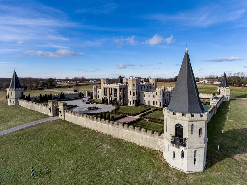 You Can Sleep Inside A Real Castle In Kentucky, And It Feels Like A Fairytale Come True - Decor Hint The Grounds Are Straight Out Of A Storybook