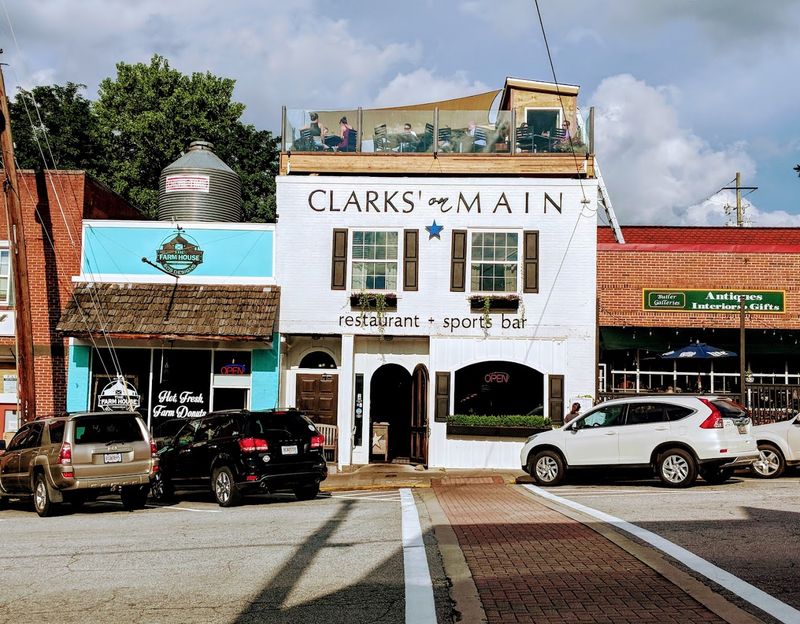 This Tiny Georgia Town Feels Like A Weekend Escape With Surprisingly Big Culinary Charm - Decor Hint A Taste Of Global Inspiration