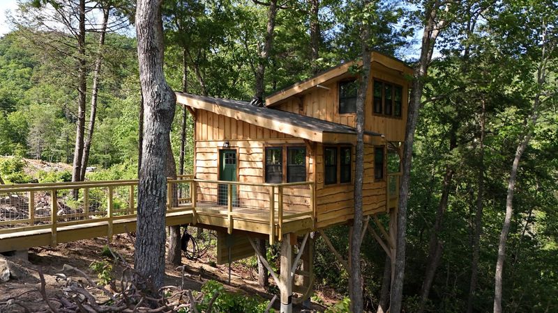 This Secluded North Carolina Retreat Lets You Sleep In Treehouses High Above A Mountain Gorge - Decor Hint Spend The Evening High Above The Trees Without Giving Up Comfort