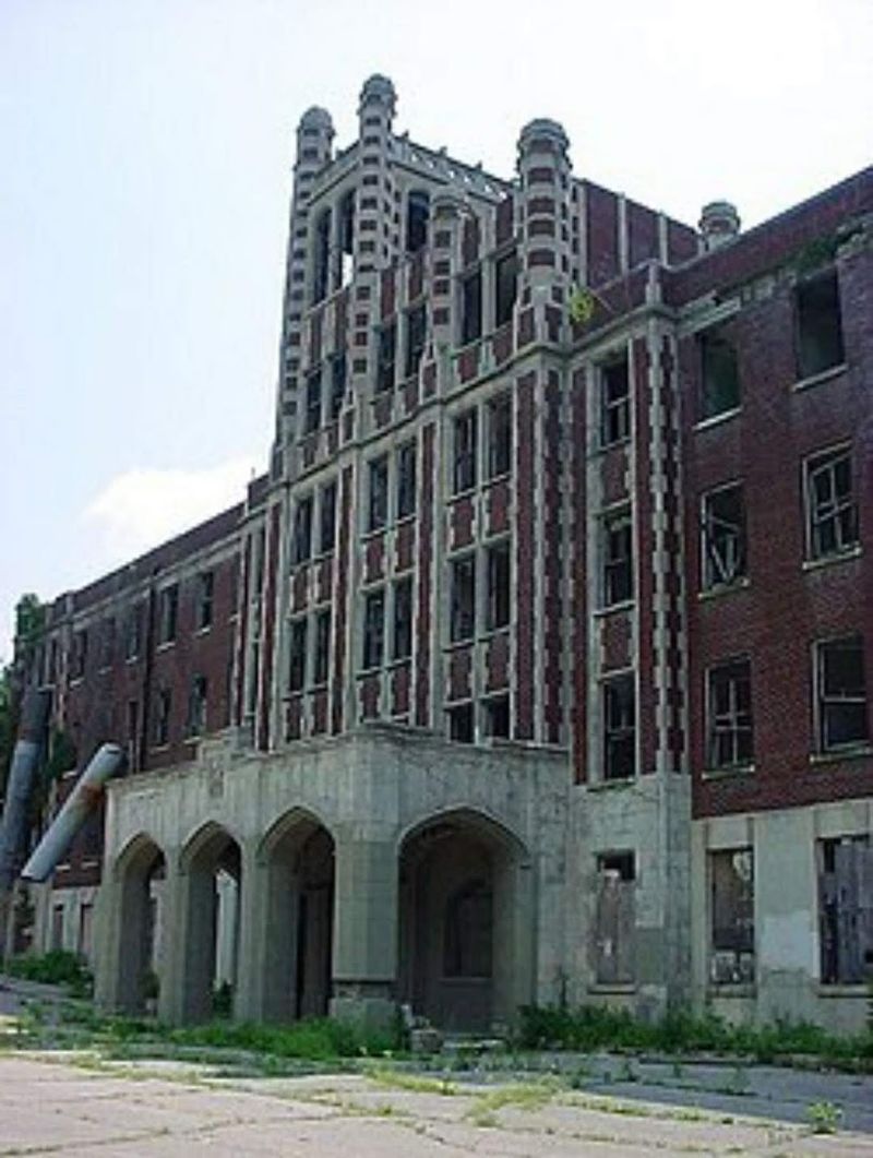 9 Historic Kentucky Ruins That Belong On Your Bucket List - Decor Hint Waverly Hills Sanatorium