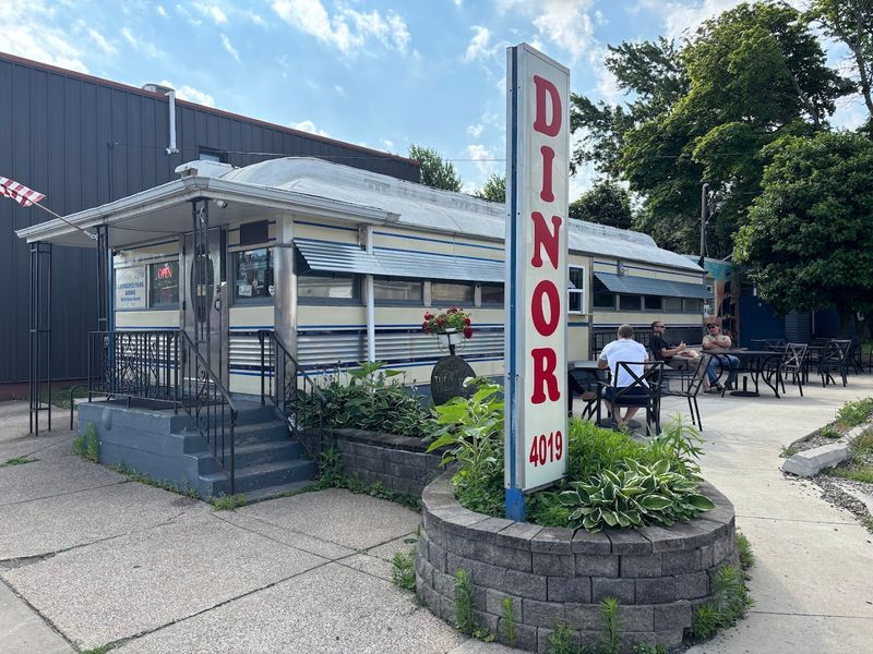 Lawrence Park Dinor, Erie