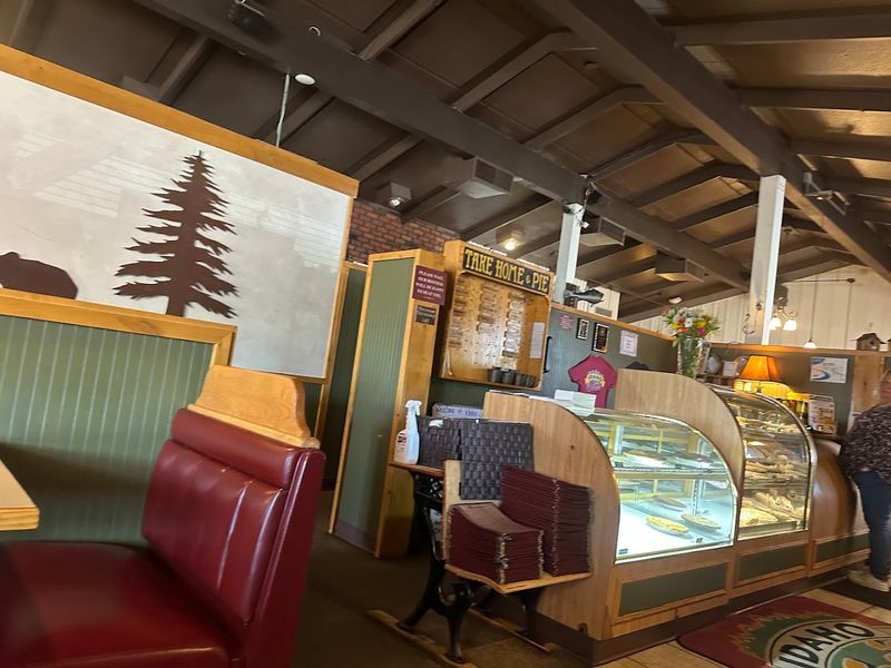 This Idaho Breakfast Buffet Serves Country-Fried Steak, Gravy, And Enough Comfort Food To Ruin Your Plans - Decor Hint Add Gravy Like You Came Here With Zero Afternoon Responsibilities