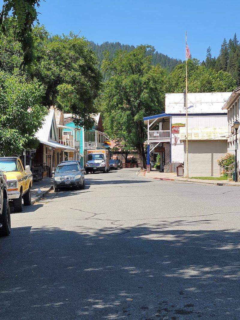 These 12 Northern California Mountain Towns Feel Too Dreamy To Be Real - Decor Hint Downieville