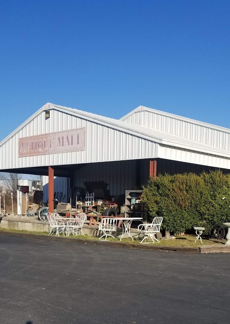 These 10 Kentucky Shops Are Full Of Vintage And Secondhand Fabric Finds - Decor Hint Antique Mall At Flea Land