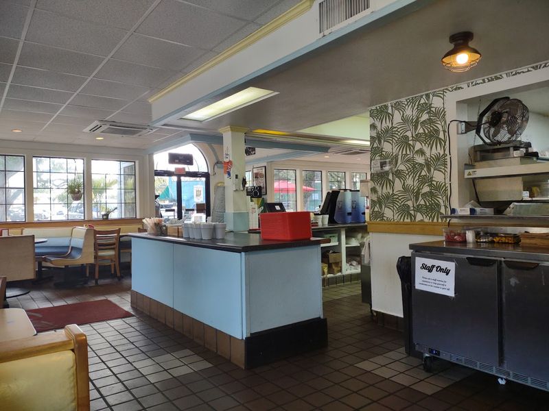 12 Mom-And-Pop Burger Spots In Georgia That Never Disappoint - Decor Hint Frosty's Griddle And Shake, St. Simons Island