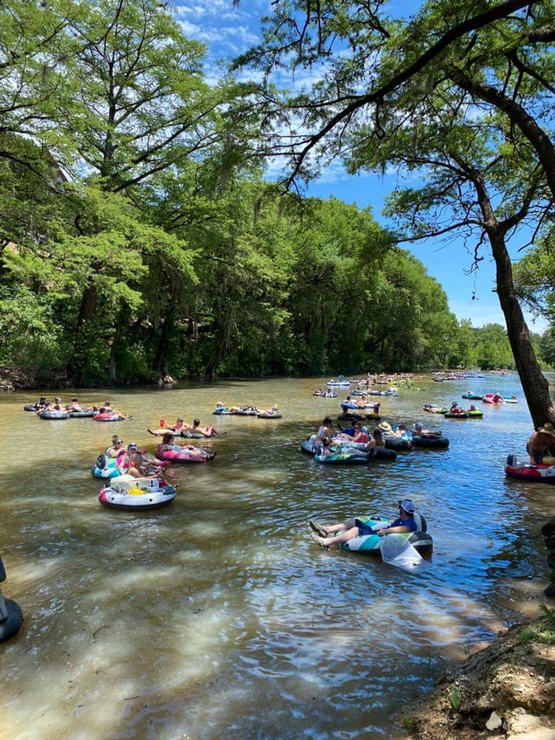 Locals Claim This Texas Town Is Tourist-Wrecked Beyond Recognition - Decor Hint The Guadalupe River Situation