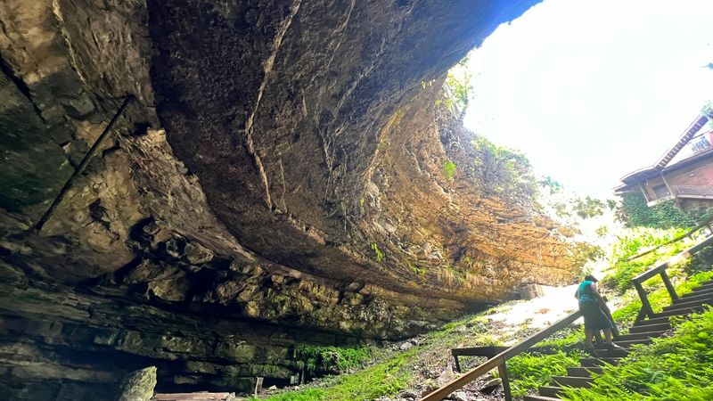 This Kentucky Town Was Built Directly Over A Living Cave And Most Visitors Have No Idea - Decor Hint How Kentucky Limestone Created This Entire Situation