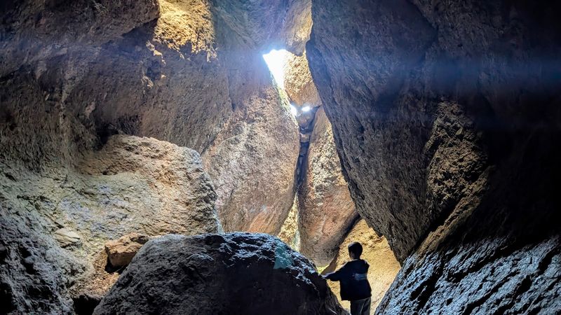 These 12 California Trails Lead To Giant Boulders, Slot Canyons, And Surreal Rock Formations - Decor Hint Balconies Cave Trail, Pinnacles National Park