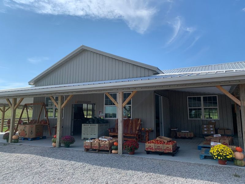 Whispering Pines Market, Scottsville
