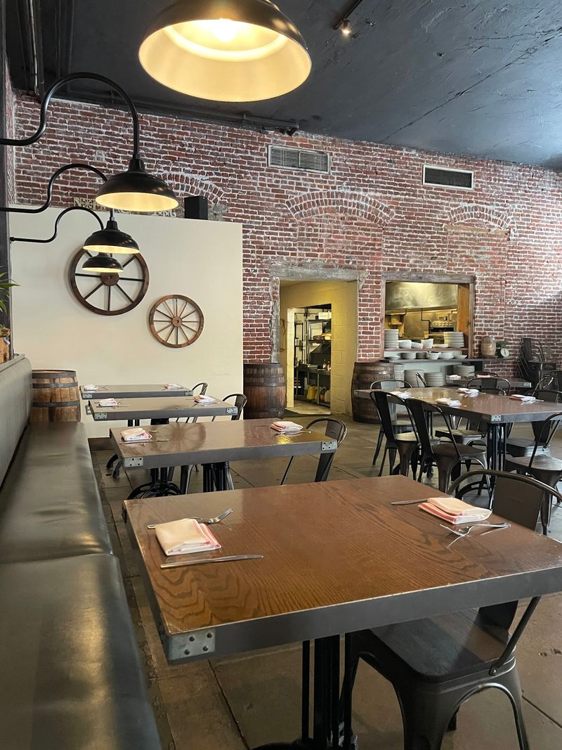 9 Fresh Dining Spots In Honolulu, Hawaii For Your Next Night Out - Decor Hint Livestock Tavern