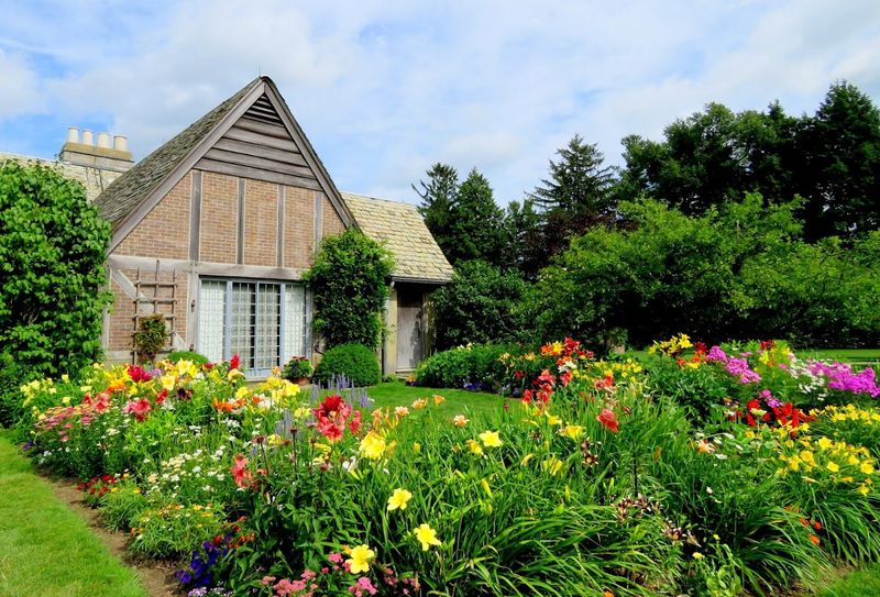 This Spot In Connecticut Is The Kind Of Place That Makes You Slow Down Instantly - Decor Hint Summer Tours Add Extra Charm
