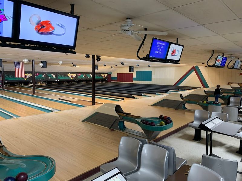 This Connecticut Duckpin Bowling Alley Feels Like A Retro Family Night Out - Decor Hint Birthday Parties Here Are Genuinely Memorable