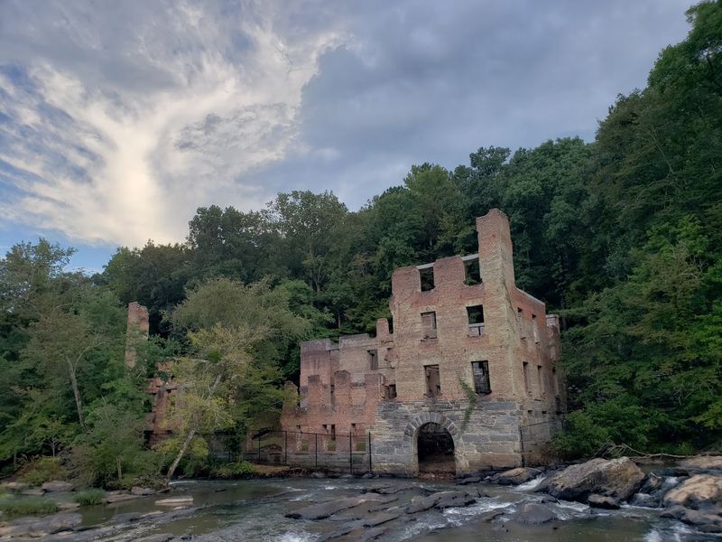 An Eerie Ghost Town Is Lurking In Georgia And It's Straight Out Of A Nightmare - Decor Hint Hiking The Red Trail To Reach The Ruins
