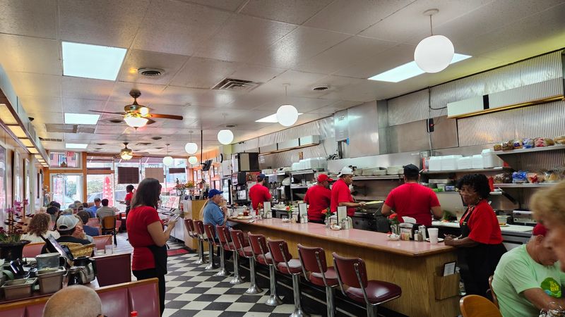10 Tiny Hole-In-The-Wall Restaurants In Georgia That Have A Loyal Local Following - Decor Hint The White House Restaurant, Atlanta