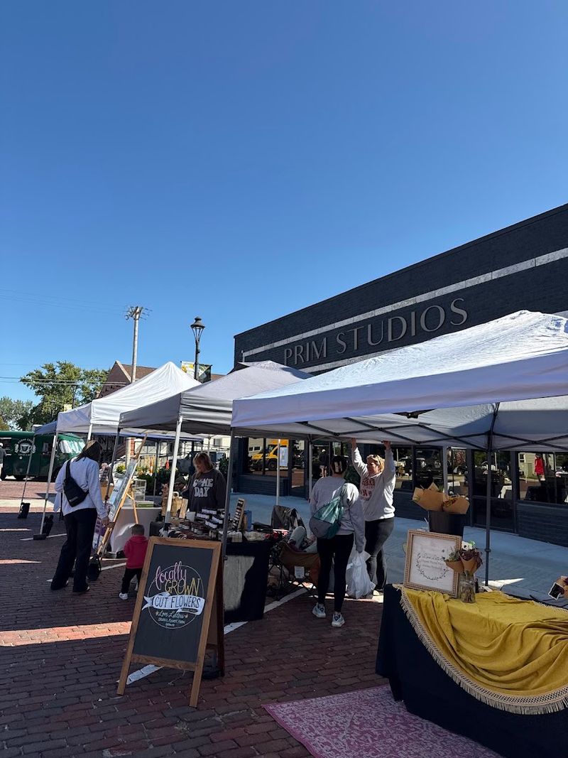 This Summer Special Nebraska Farmers Market Turns Saturday Mornings Into A Downtown Street Party - Decor Hint Local Honey Adds Something Sweet To The Morning