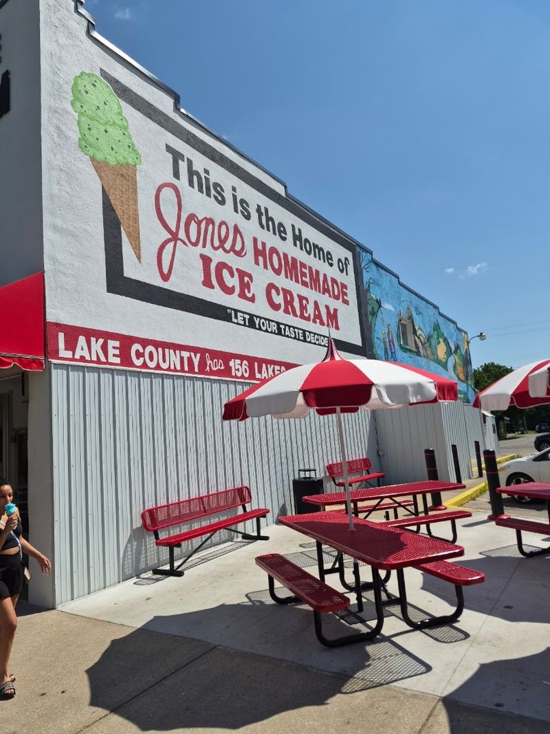 The Banana Split At This Ice Cream Parlor In Michigan Is So Famous, People Drive Hours For It - Decor Hint A Small Town With A Sweet Reputation
