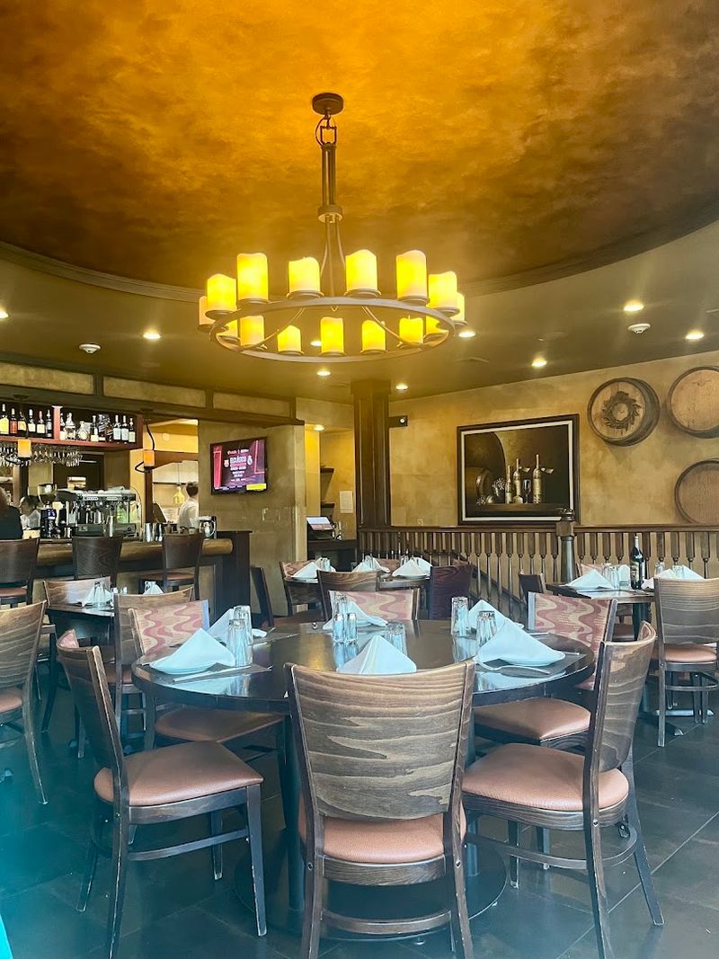 A Warm Dining Room Keeps Family Gatherings Relaxed