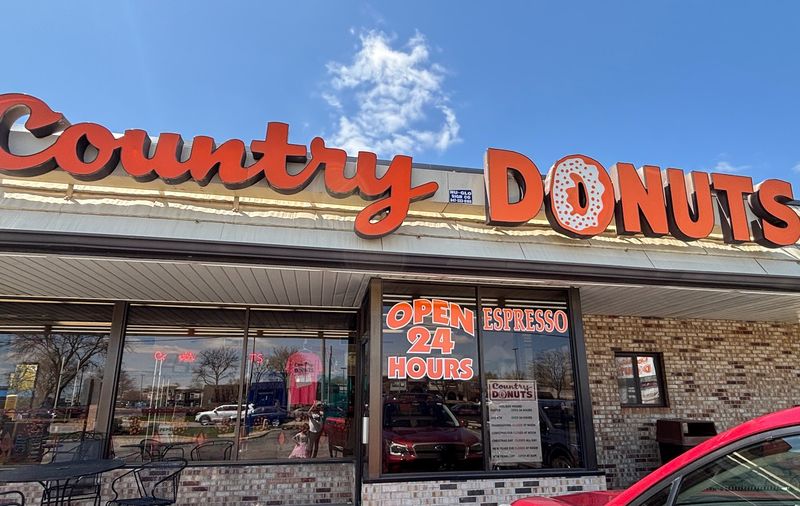 10 Humble Bakeries In Illinois Where The Donuts Are Absolutely Incredible - Decor Hint Country Donuts, Crystal Lake