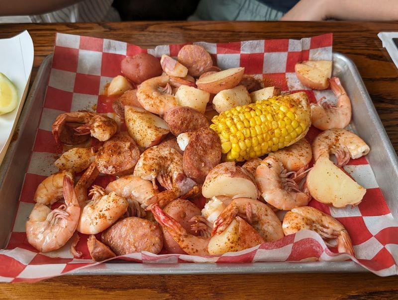 This Relaxed Georgia Seafood Shack Serves Fresh Catches Locals Can't Stop Talking About - Decor Hint The Low Country Boil That Brings People Back